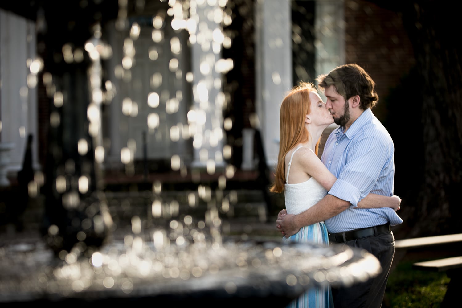 Rippavilla engagement session. Kissing by the fountain 