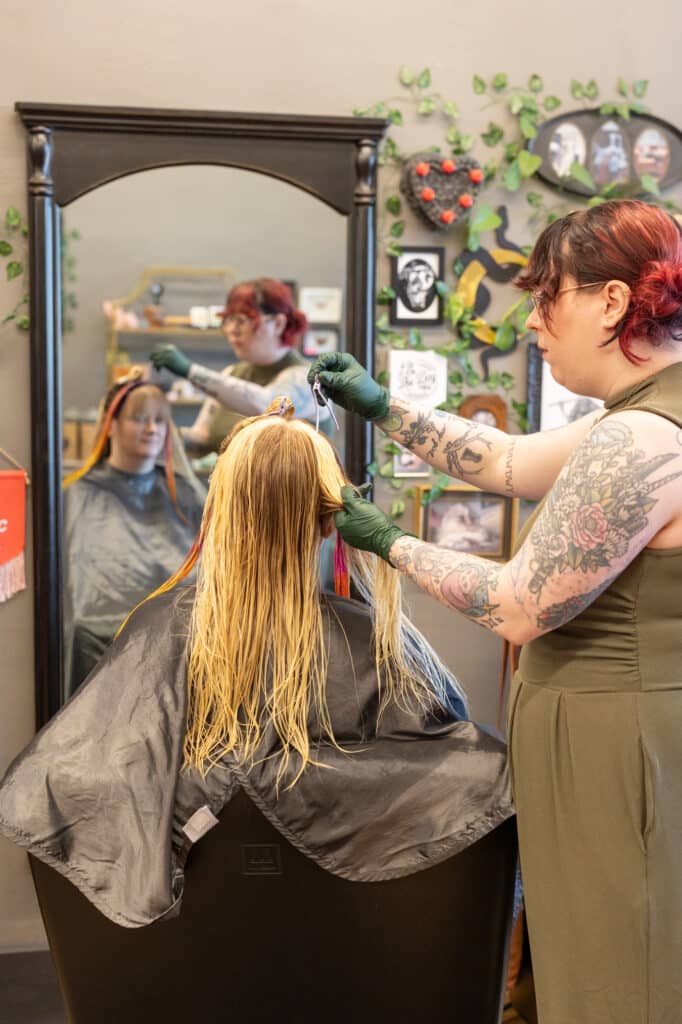 hair stylist dying woman hair
